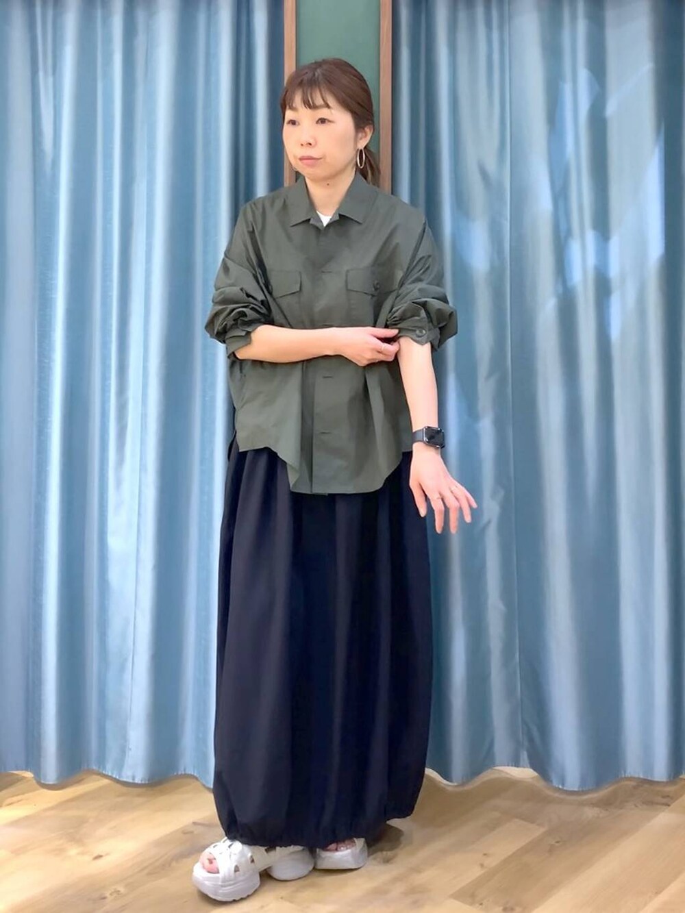 ホワイト系のTシャツ/カットソー、グリーン系のシャツ/ブラウス、グレー系のサンダルを着用したレディースの春コーディネートの3枚目の写真