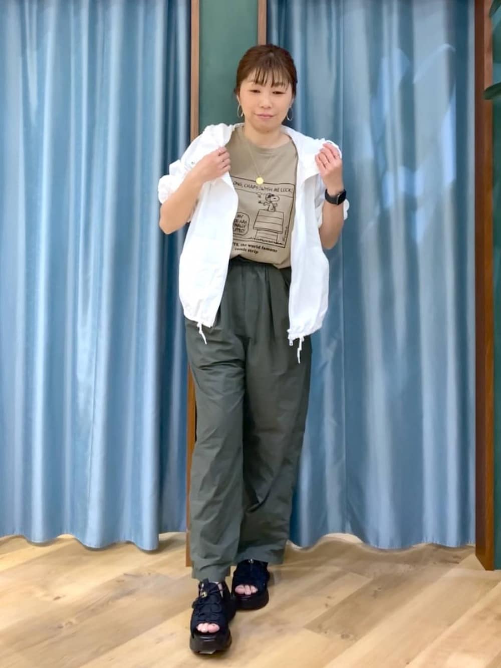 グリーン系のその他パンツ、ホワイト系のブルゾン、ベージュ系のTシャツ/カットソーを着用したレディースの春コーディネートの3枚目の写真