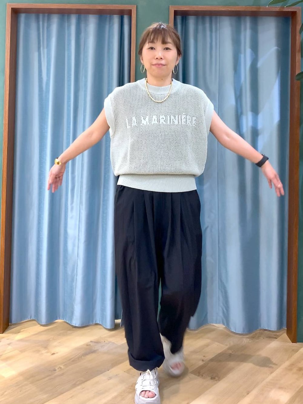 ブラック系のTシャツ/カットソー、グリーン系のニット/セーター、ブラック系のその他パンツを着用したレディースの春コーディネートの6枚目の写真