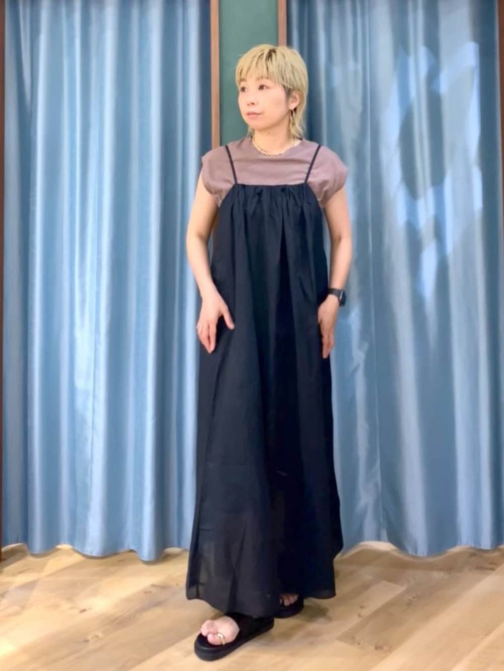 ブラウン系のTシャツ/カットソー、ブラック系のワンピース、ブラック系のサンダルを着用したレディースの夏コーディネートの2枚目の写真