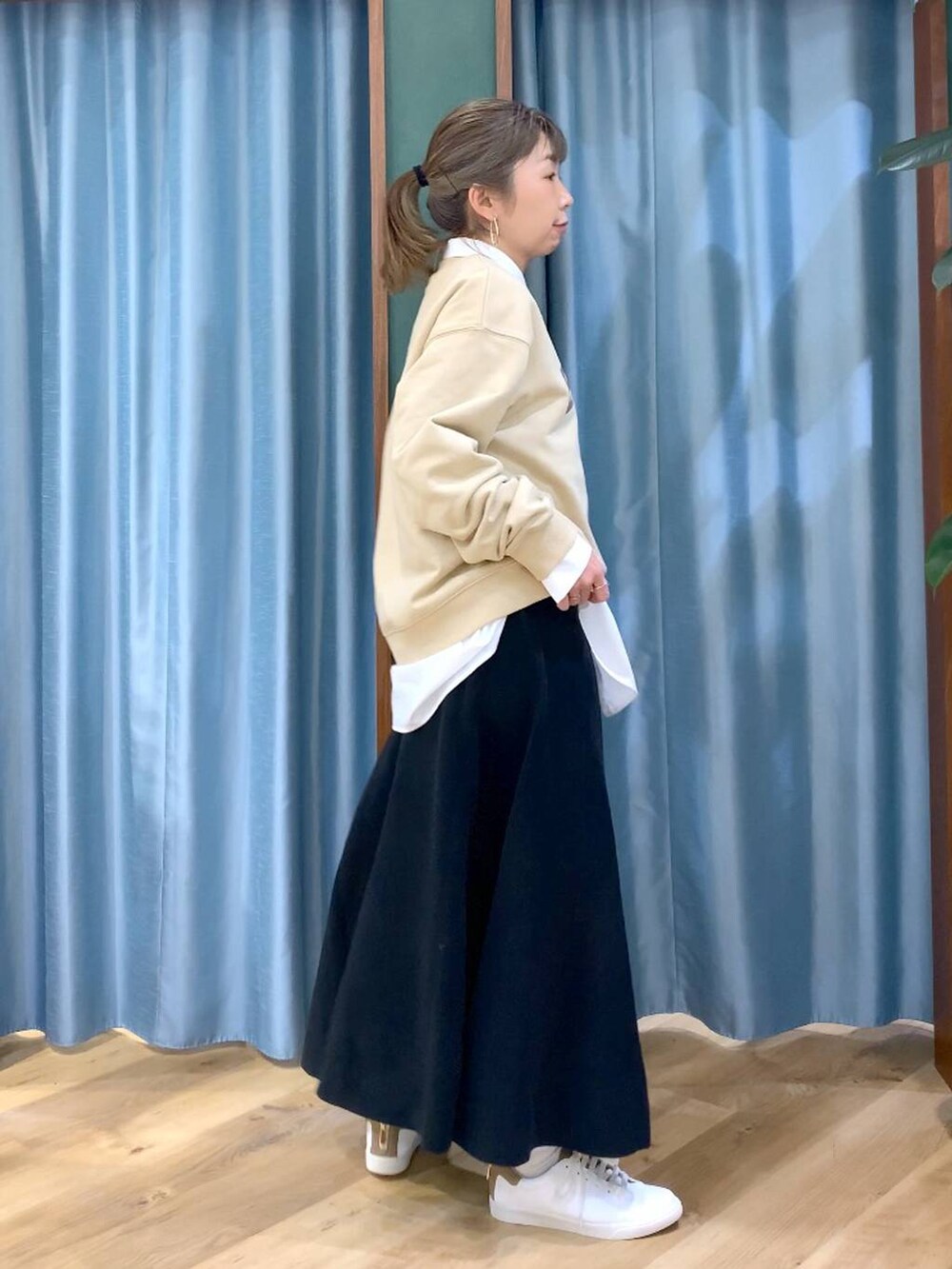 ブラック系のスカート、ホワイト系のシャツ/ブラウス、ベージュ系のスウェットを着用したレディースの冬コーディネートの4枚目の写真