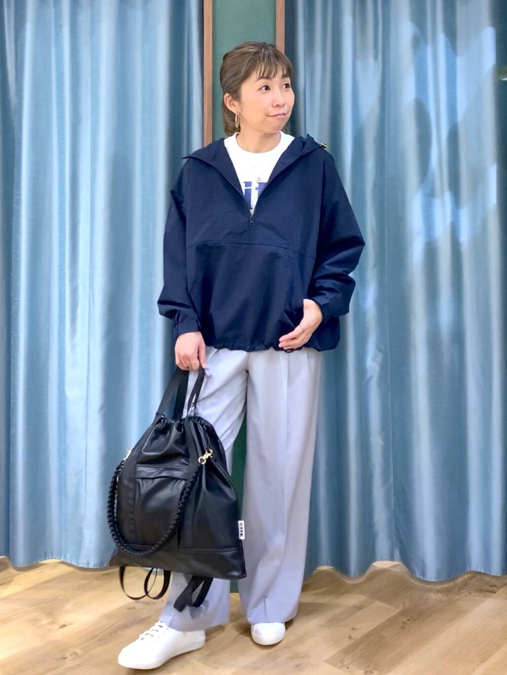 ブラック系のバックパック/リュック、グレー系のその他パンツ、ブルー系のナイロンジャケットを着用したレディースの冬コーディネートの2枚目の写真