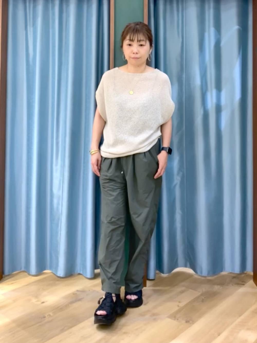 グリーン系のその他パンツ、ブラック系のサンダル、その他のネックレスを着用したレディースの春コーディネートの3枚目の写真