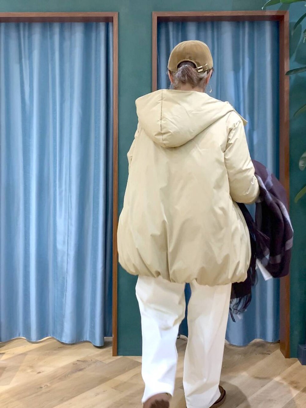 ベージュ系のダウンジャケット/コート、ブラウン系のローファー、グレー系のニット/セーターを着用したレディースの秋コーディネートの10枚目の写真