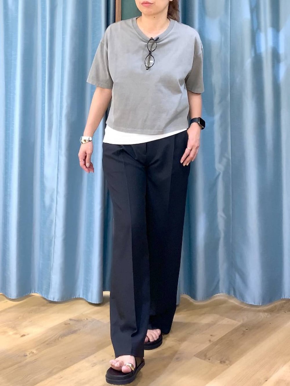 ホワイト系のタンクトップ、グレー系のTシャツ/カットソー、ブラック系のその他パンツを着用したレディースの春コーディネートの6枚目の写真