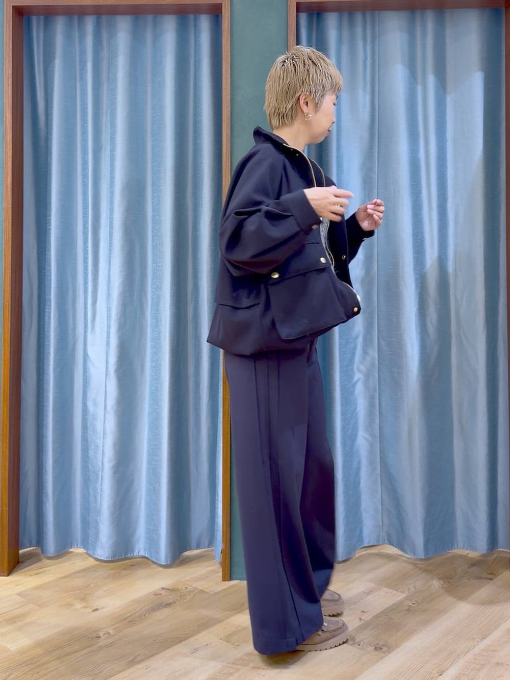 ベージュ系のローファー、ブルー系のその他アウター、ホワイト系のTシャツ/カットソーを着用したレディースの秋コーディネートの6枚目の写真