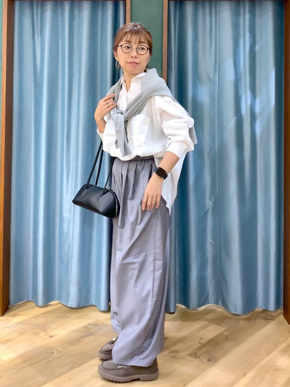 グレー系のローファー、グレー系のカーディガン/ボレロ、グレー系のその他パンツを着用したレディースの春コーディネートの5枚目の写真