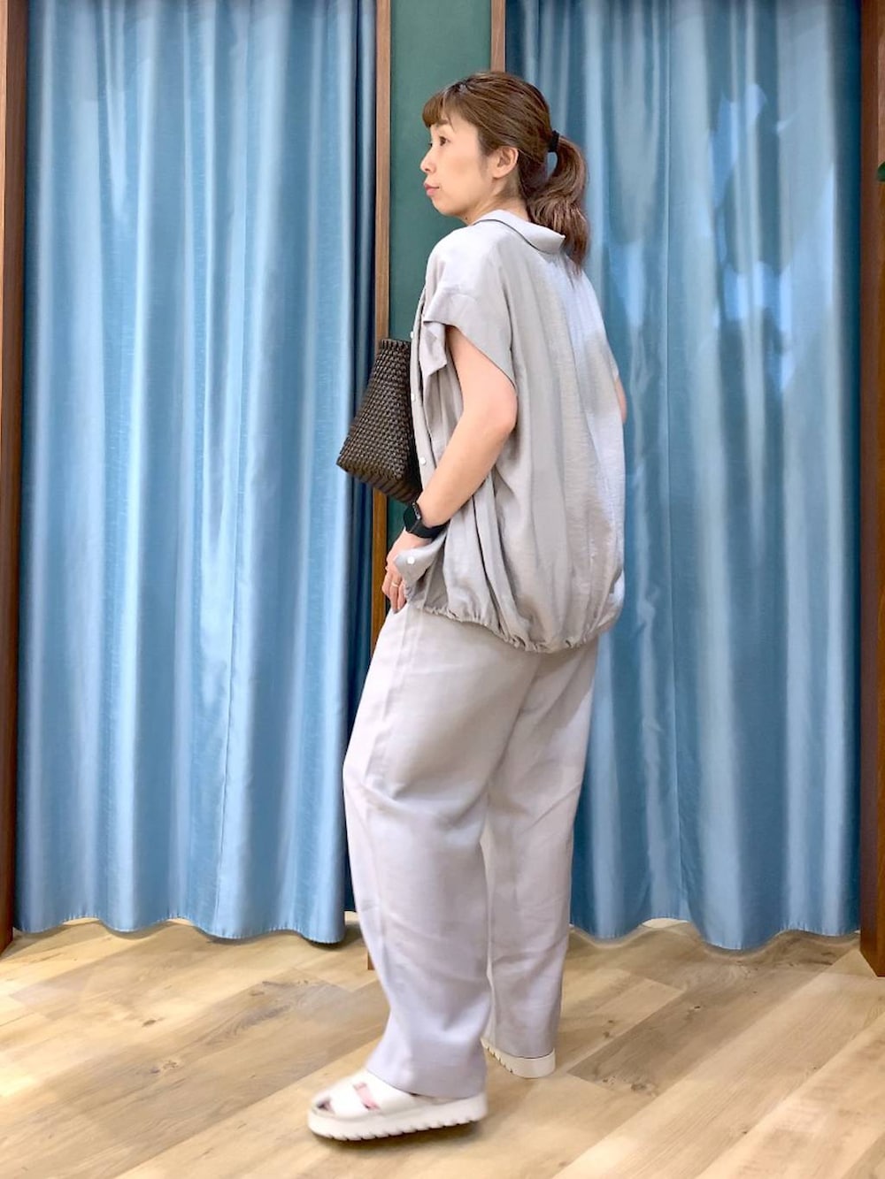 ブラウン系のTシャツ/カットソー、ベージュ系のシャツ/ブラウス、ベージュ系のその他パンツを着用したレディースの春コーディネートの4枚目の写真