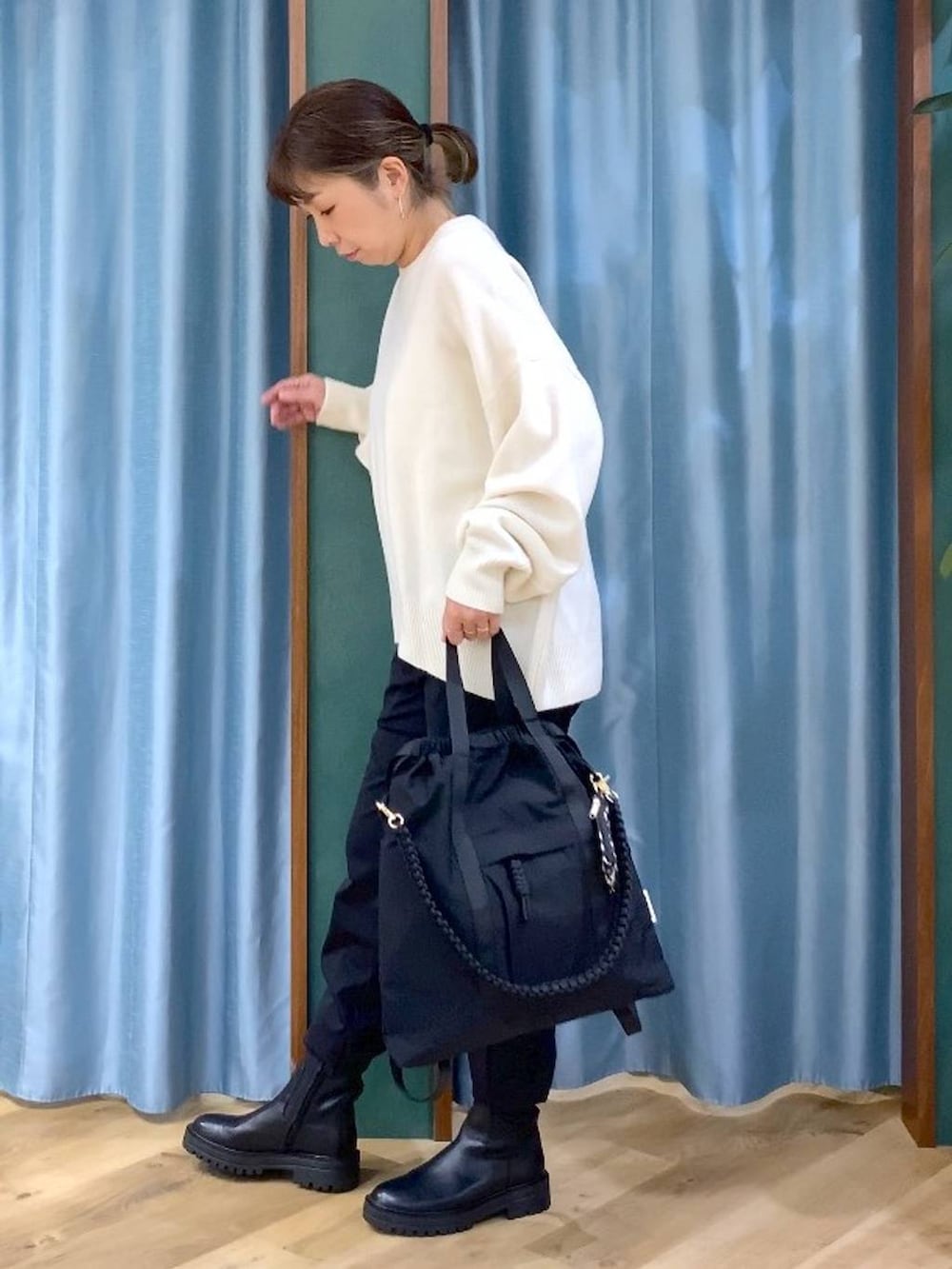 ブラック系のブーツ、ブラック系のバックパック/リュック、ブラック系のその他パンツを着用したレディースの秋コーディネートの3枚目の写真