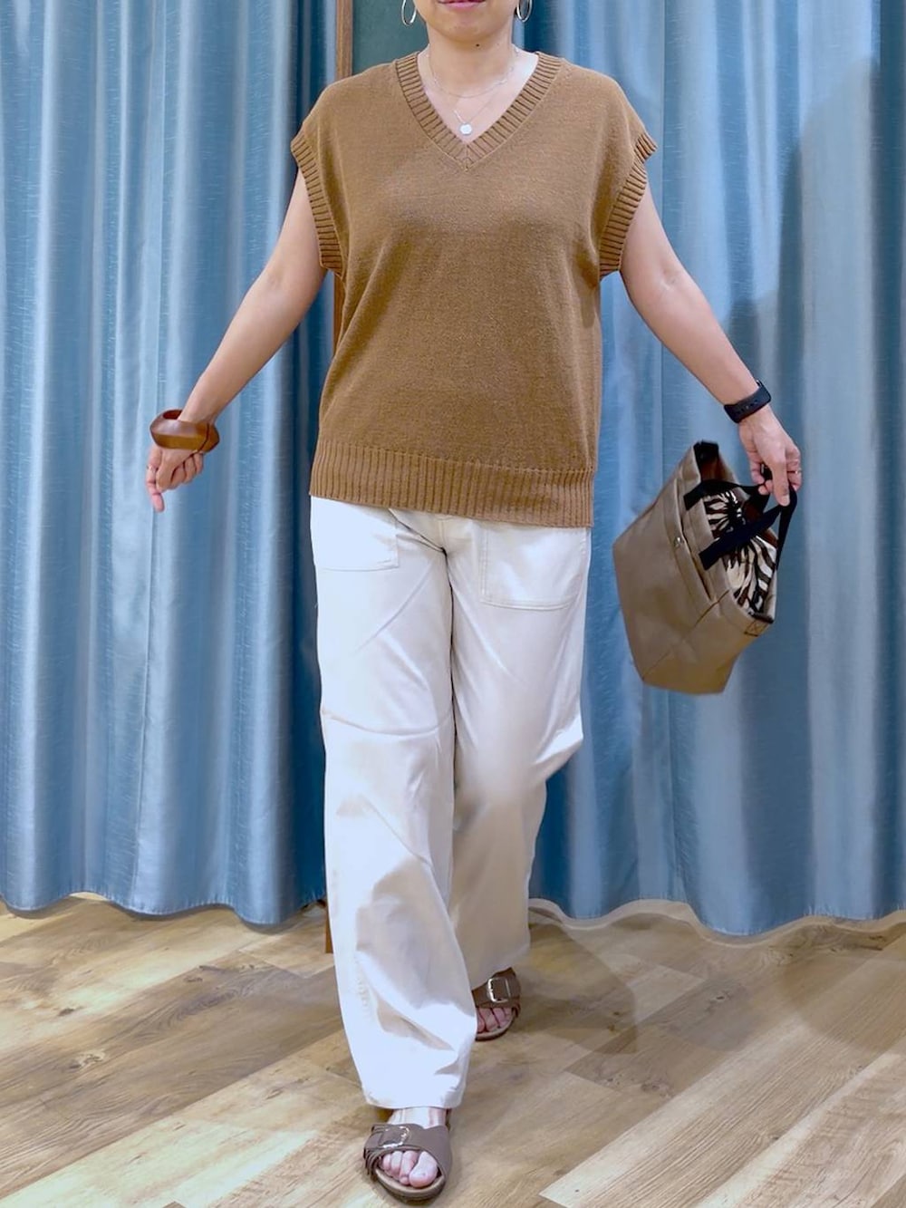 ホワイト系のチノパンツ、ブラウン系のサンダル、ベージュ系のショルダーバッグを着用したレディースの夏コーディネートの8枚目の写真