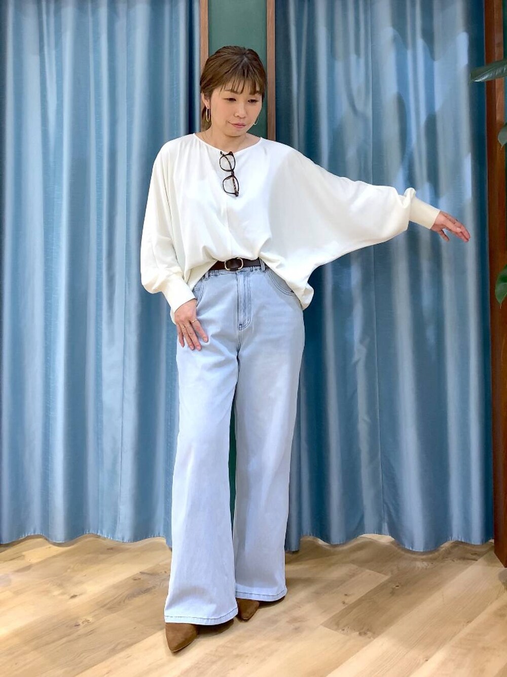 ブルー系のデニムパンツ、ホワイト系のTシャツ/カットソー、グリーン系のMA-1を着用したレディースの冬コーディネートの4枚目の写真