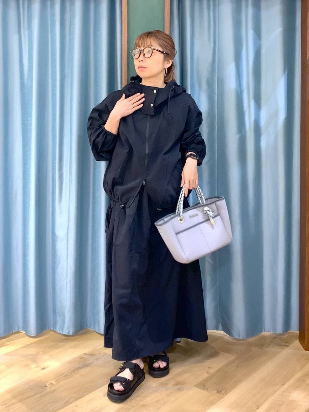 ホワイト系のTシャツ/カットソー、ブラック系のスカート、ブラック系のブルゾンを着用したレディースの春コーディネートの4枚目の写真