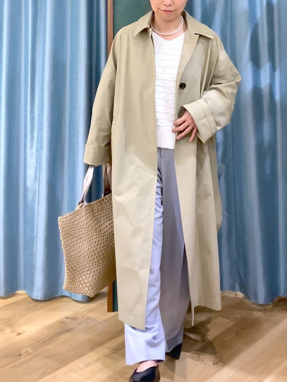 ホワイト系のニット/セーター、グレー系のその他パンツ、ベージュ系のステンカラーコートを着用したレディースの冬コーディネートの6枚目の写真