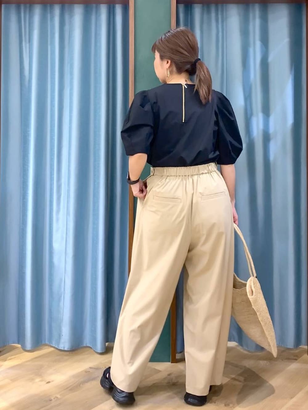 ブラック系のシャツ/ブラウス、ベージュ系のその他パンツ、ブラック系のサンダルを着用したレディースの春コーディネートの5枚目の写真