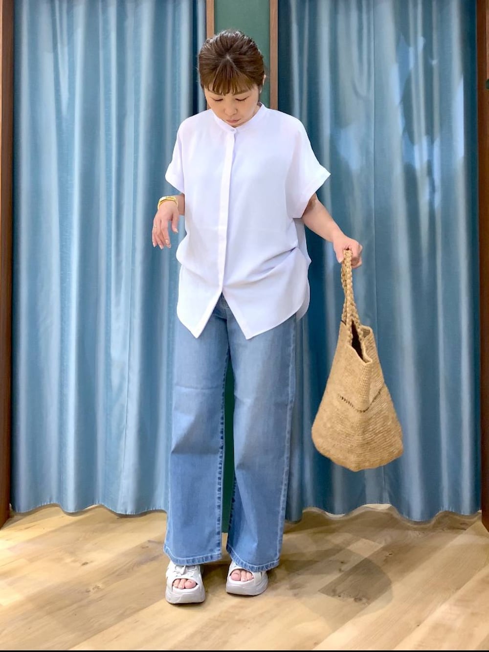 ブルー系のデニムパンツ、ブルー系のシャツ/ブラウス、グレー系のサンダルを着用したレディースの春コーディネートの2枚目の写真