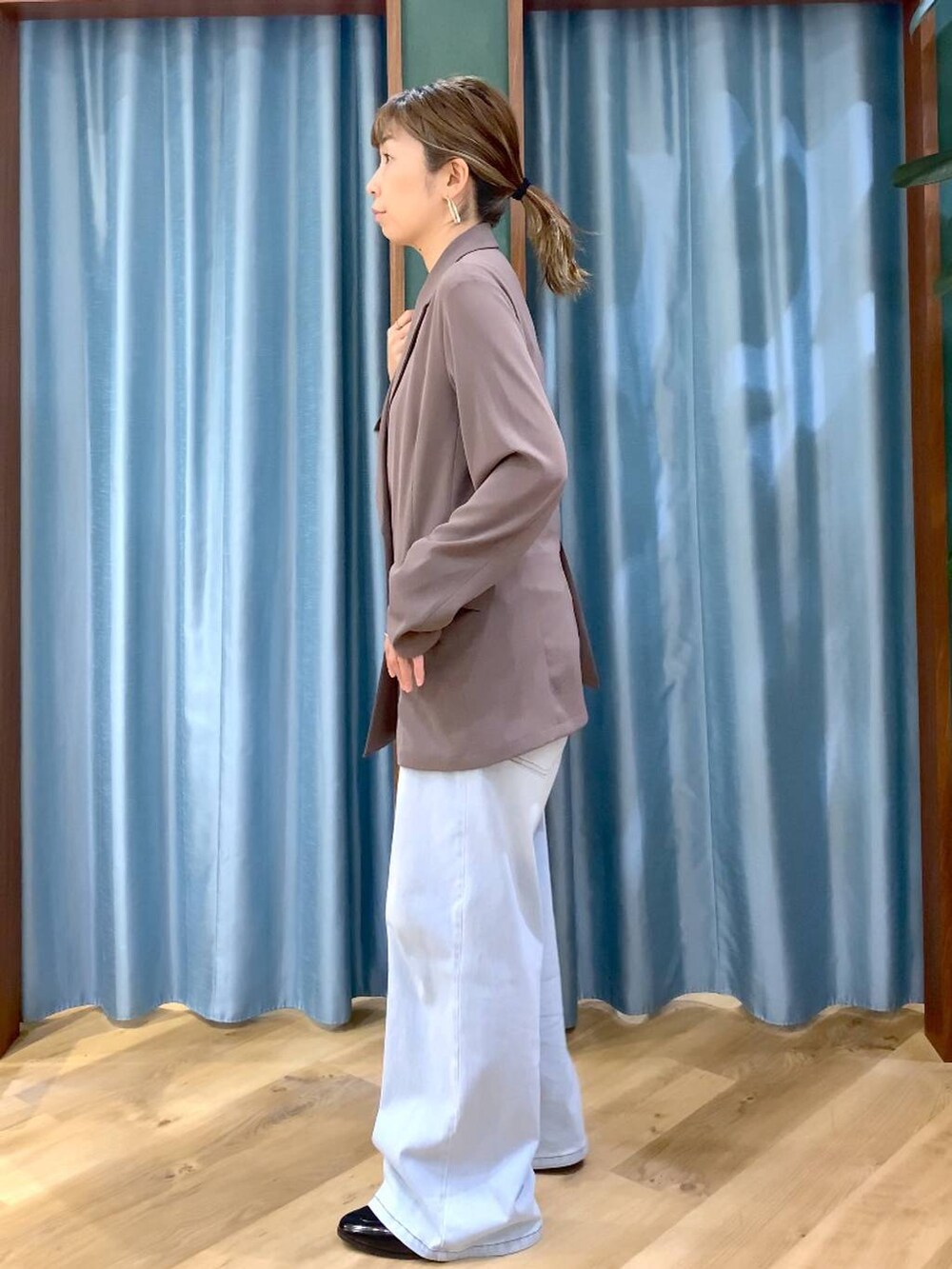 ホワイト系のその他トップス、ブルー系のデニムパンツ、グリーン系のテーラードジャケットを着用したレディースの冬コーディネートの6枚目の写真