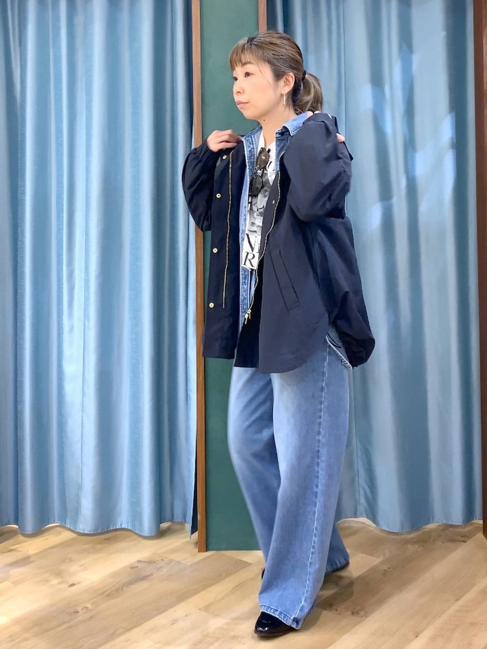 ブルー系のシャツ/ブラウス、ブルー系のデニムパンツ、ブラック系のローファーを着用したレディースの春コーディネートの4枚目の写真