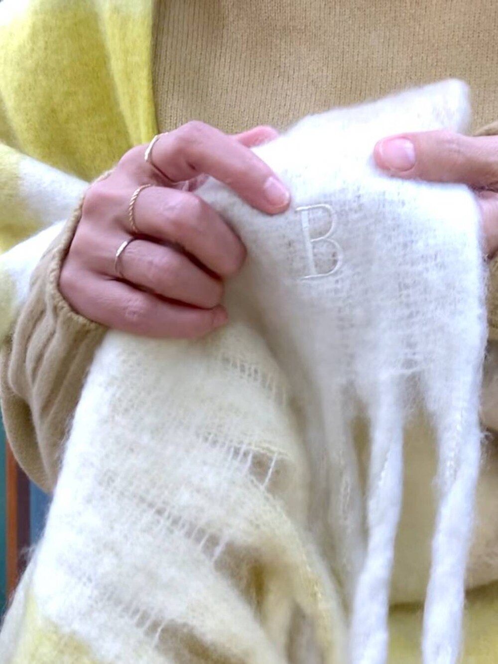 ベージュ系のニット/セーター、ブラック系のブーツ、ホワイト系のその他パンツを着用したレディースの秋コーディネートの8枚目の写真