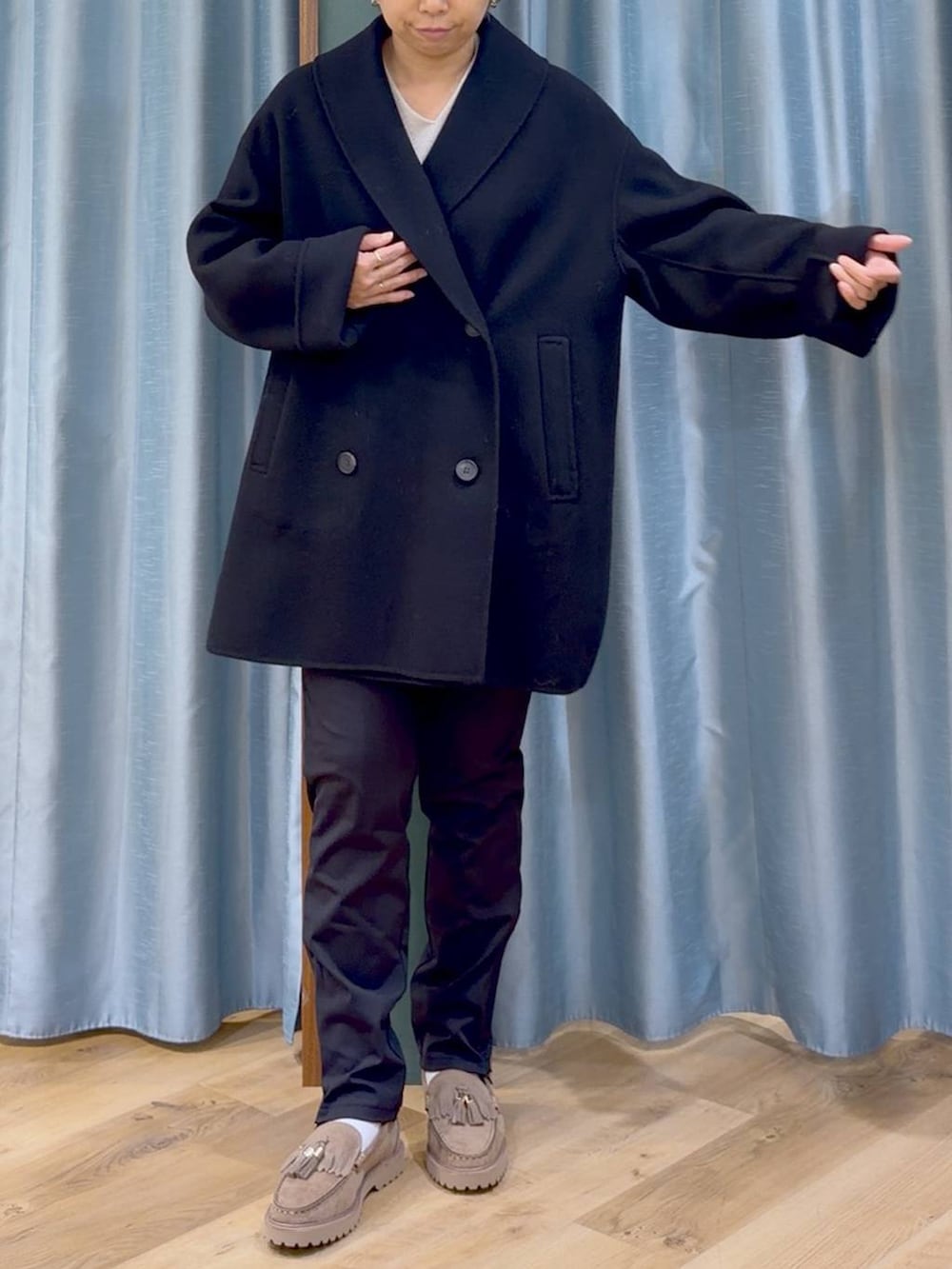 ブラック系のその他パンツ、ベージュ系のローファー、ベージュ系のニット/セーターを着用したレディースの秋コーディネートの7枚目の写真