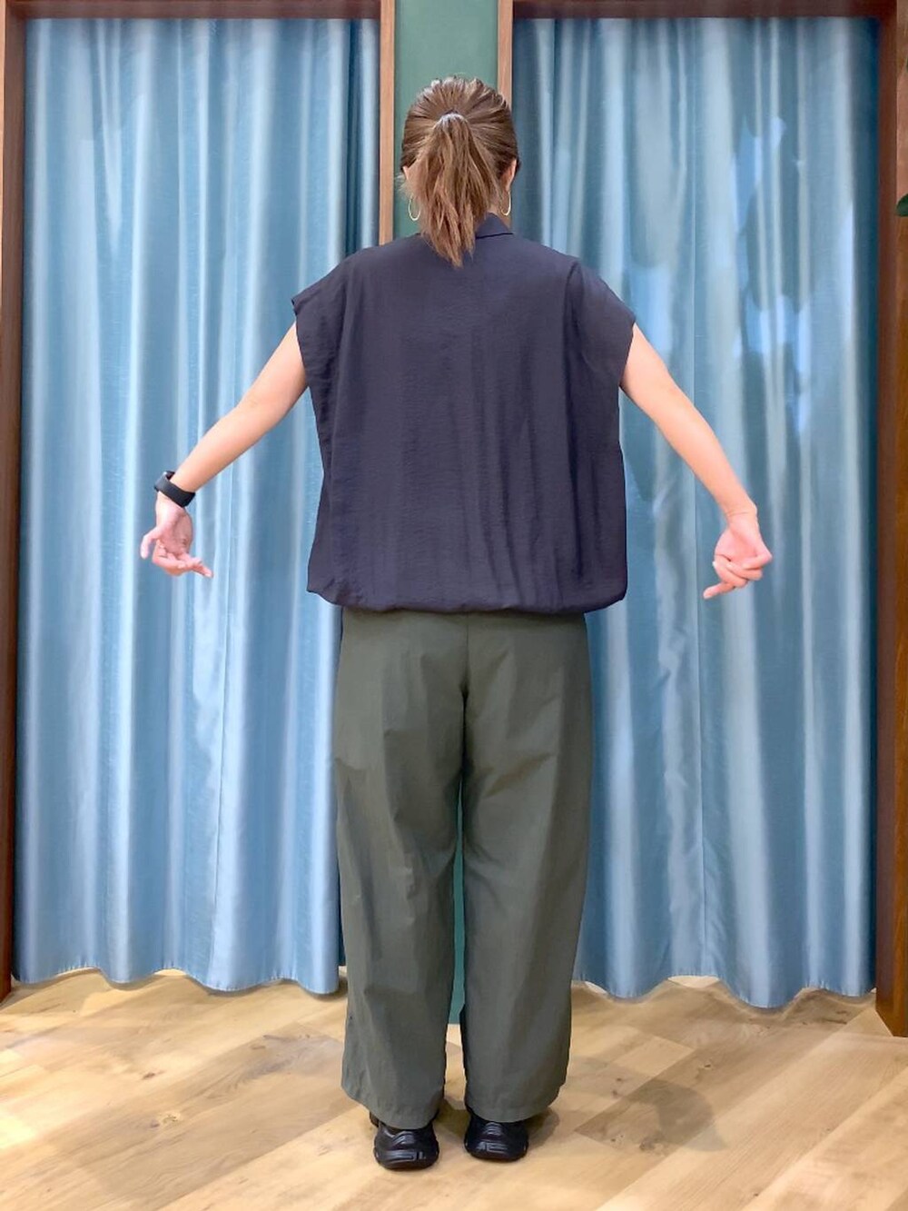 グリーン系のその他パンツ、ブラック系のトートバッグ、グレー系のシャツ/ブラウスを着用したレディースの春コーディネートの8枚目の写真