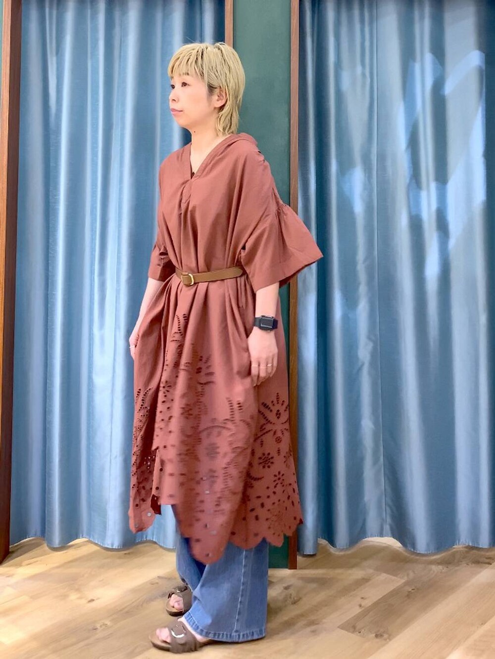 ブルー系のデニムパンツ、ブラウン系のサンダル、ブラウン系のワンピースを着用したレディースの夏コーディネートの3枚目の写真