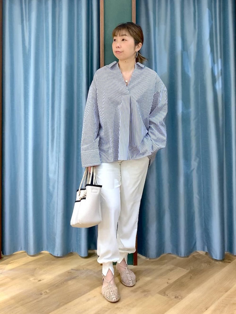 ブルー系のシャツ/ブラウス、ベージュ系のスリッポン、ホワイト系のその他パンツを着用したレディースの春コーディネートの2枚目の写真