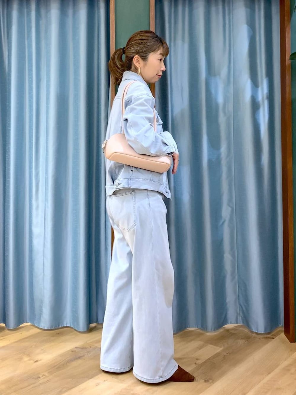 ブラウン系のパンプス、ブルー系のデニムパンツ、ブルー系のデニムジャケットを着用したレディースの春コーディネートの5枚目の写真