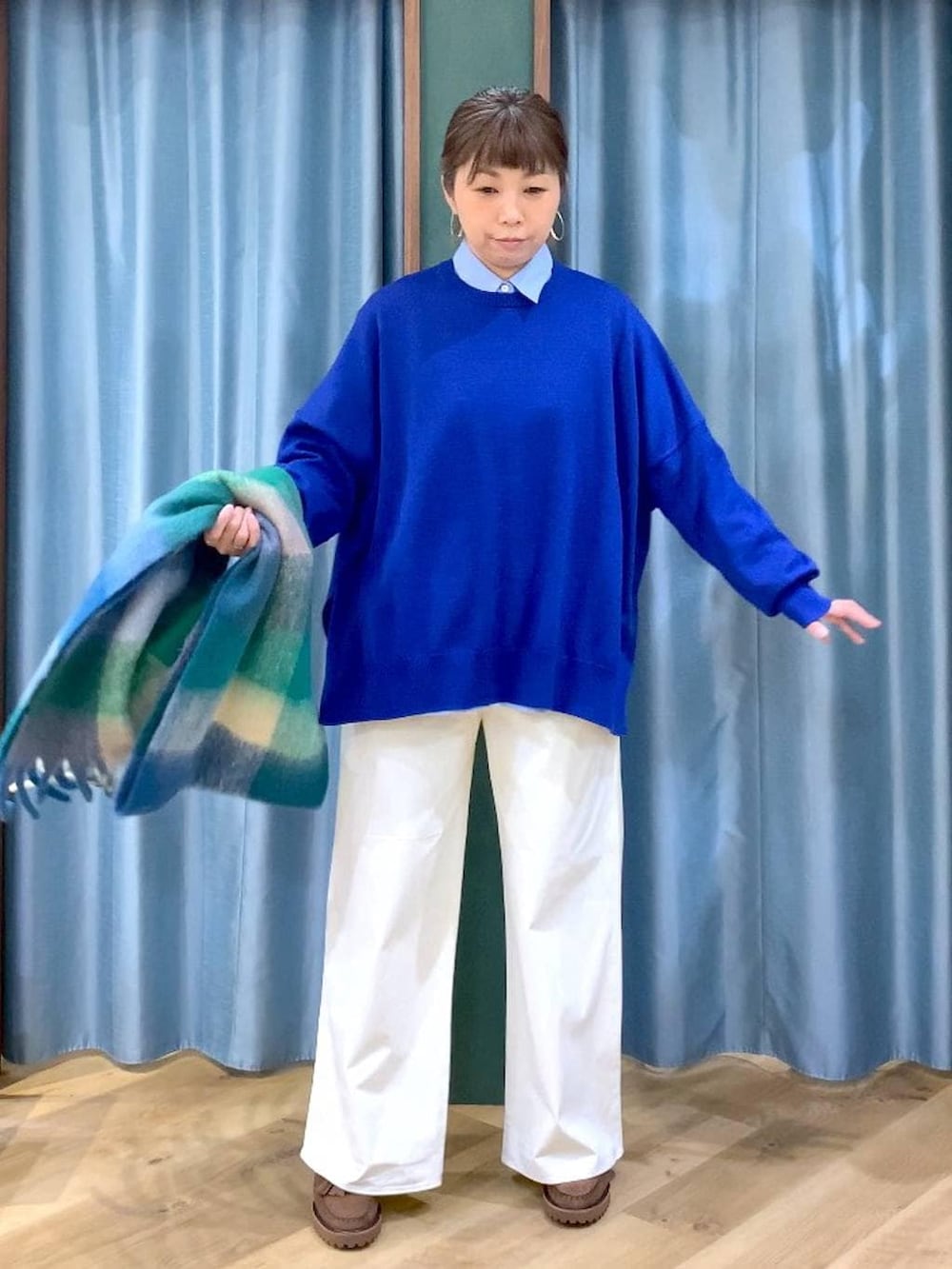 ブルー系のシャツ/ブラウス、ブラウン系のローファー、ブルー系のニット/セーターを着用したレディースの秋コーディネートの5枚目の写真