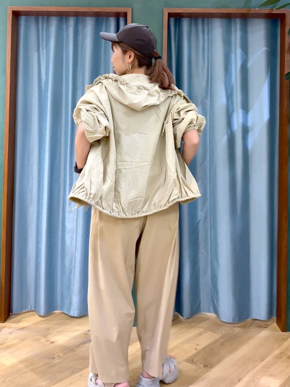 ブラウン系のTシャツ/カットソー、ベージュ系のブルゾン、ベージュ系のその他パンツを着用したレディースの春コーディネートの9枚目の写真