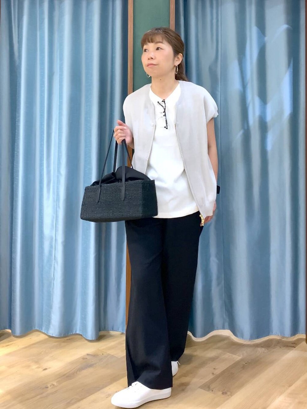 ホワイト系のTシャツ/カットソー、グレー系のニット/セーター、ブラック系のその他パンツを着用したレディースの春コーディネートの7枚目の写真