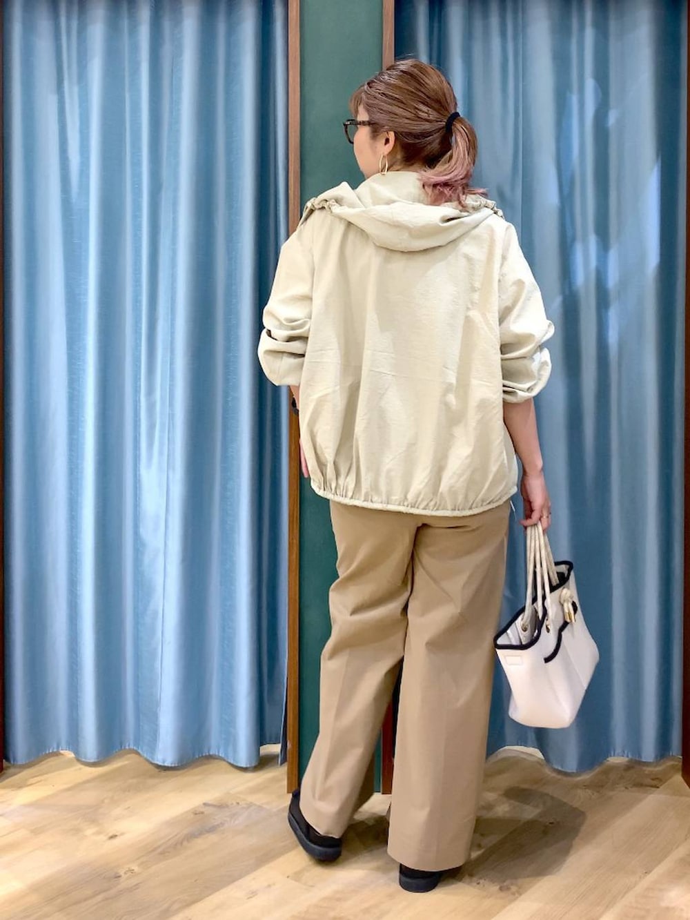 ホワイト系のTシャツ/カットソー、ベージュ系のその他パンツ、ベージュ系のブルゾンを着用したレディースの春コーディネートの7枚目の写真