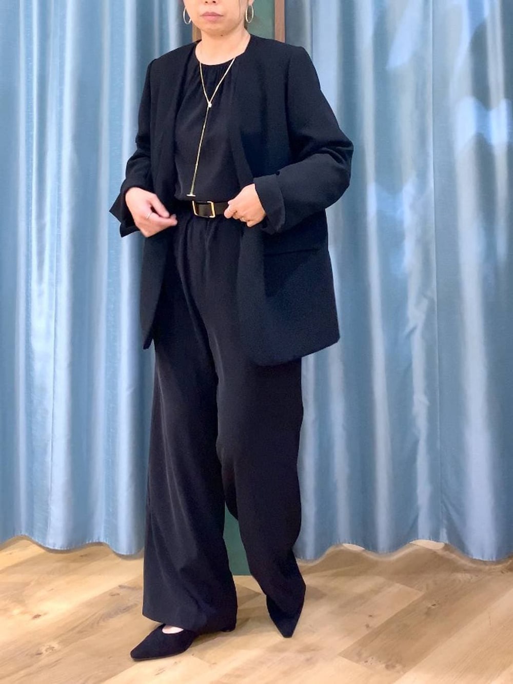 ブラック系のパンプス、ブラック系のつなぎ/オールインワン、ブラック系のノーカラージャケットを着用したレディースの冬コーディネートの6枚目の写真