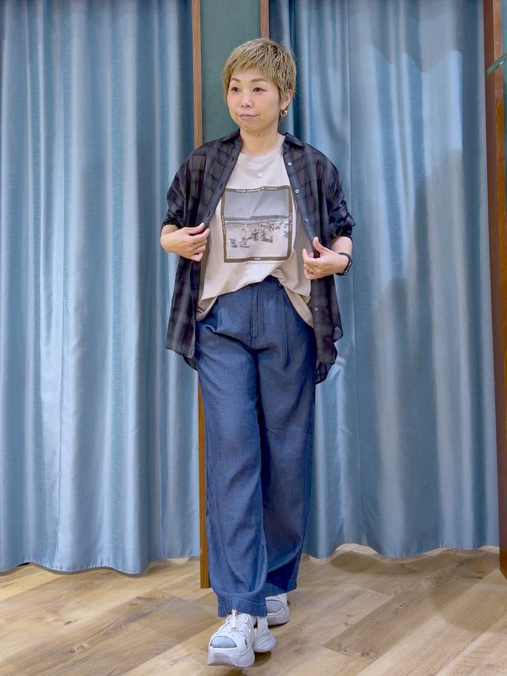 ベージュ系のTシャツ/カットソー、グレー系のサンダル、ブラック系のシャツ/ブラウスを着用したレディースの夏コーディネートの2枚目の写真