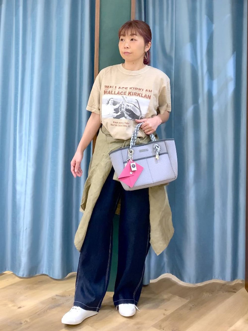 ベージュ系のシャツ/ブラウス、ブルー系のその他パンツ、ベージュ系のTシャツ/カットソーを着用したレディースの春コーディネートの3枚目の写真