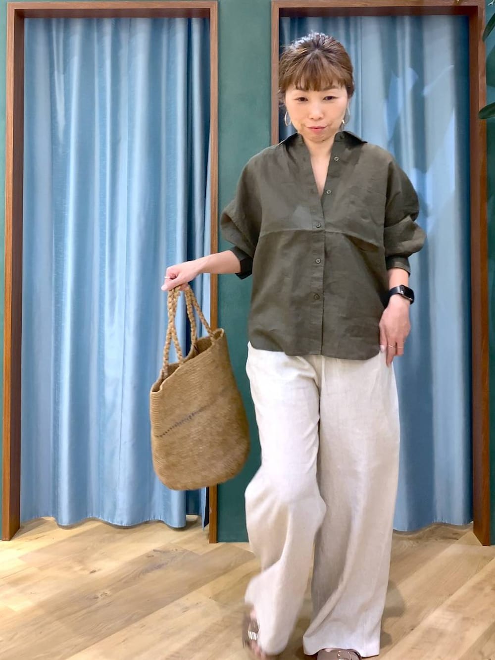 グリーン系のシャツ/ブラウス、ベージュ系のその他パンツ、ブラウン系のサンダルを着用したレディースの春コーディネートの4枚目の写真