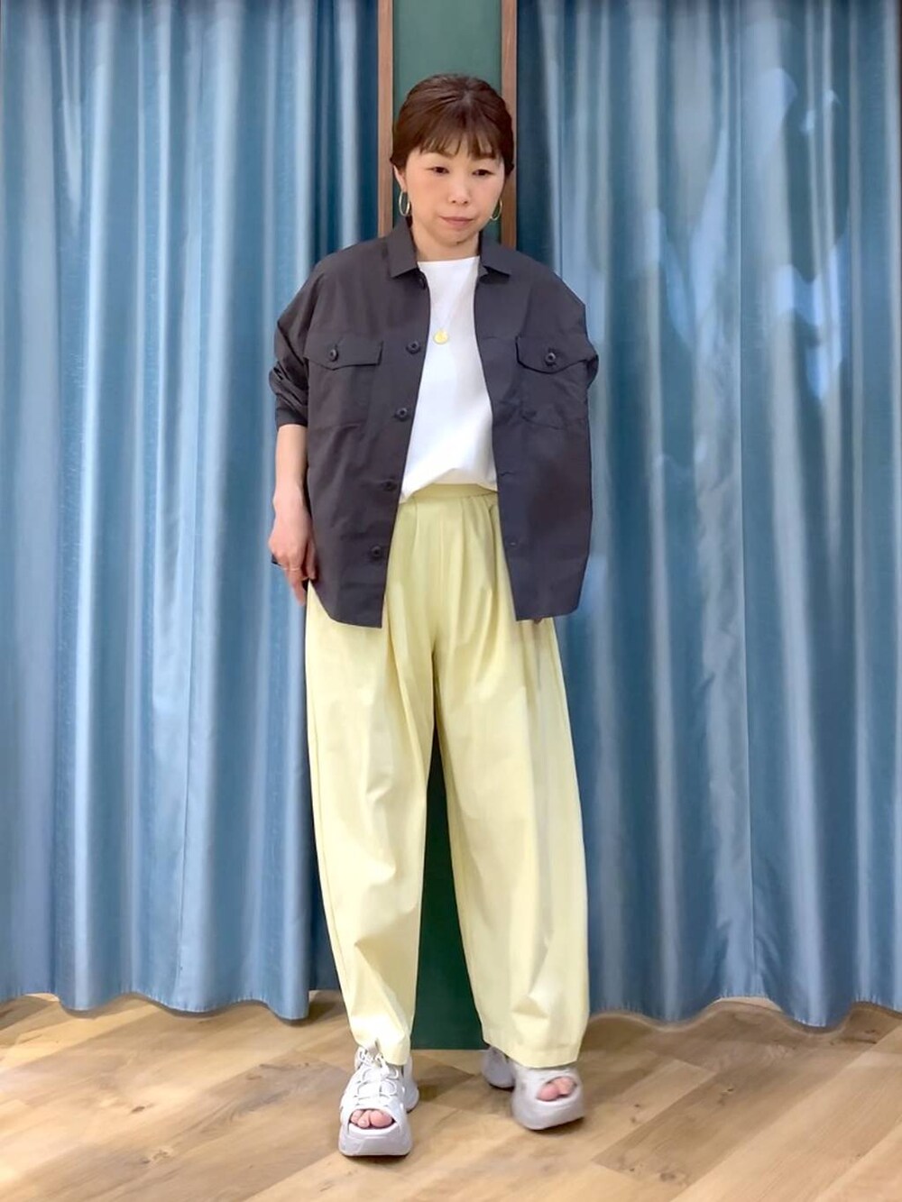 グレー系のシャツ/ブラウス、ホワイト系のTシャツ/カットソー、グレー系のサンダルを着用したレディースの春コーディネートの3枚目の写真