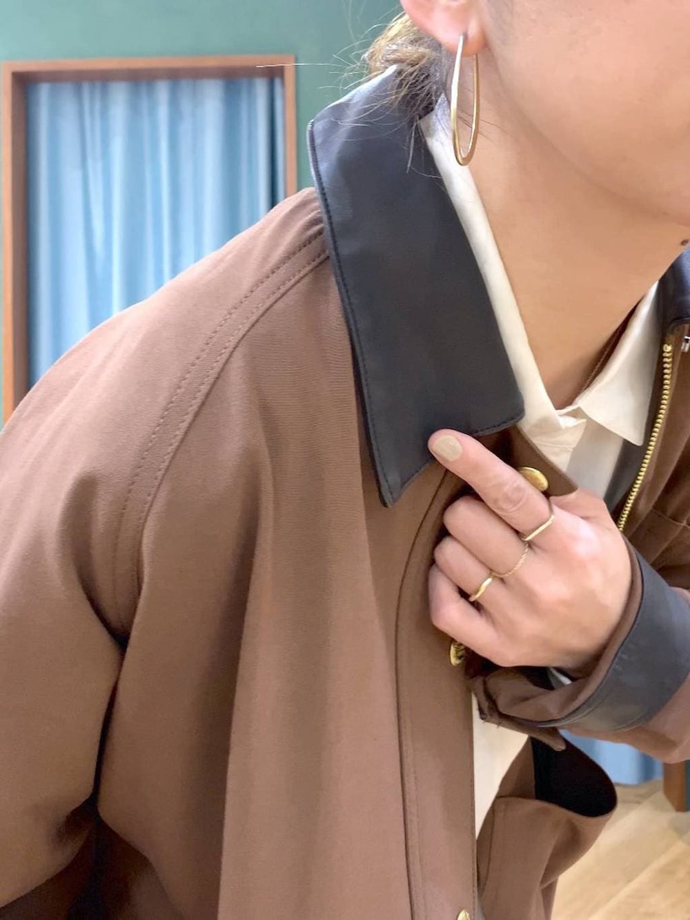 ブルー系のデニムパンツ、ブラウン系のカバーオール、ブラック系のローファーを着用したレディースの冬コーディネートの7枚目の写真