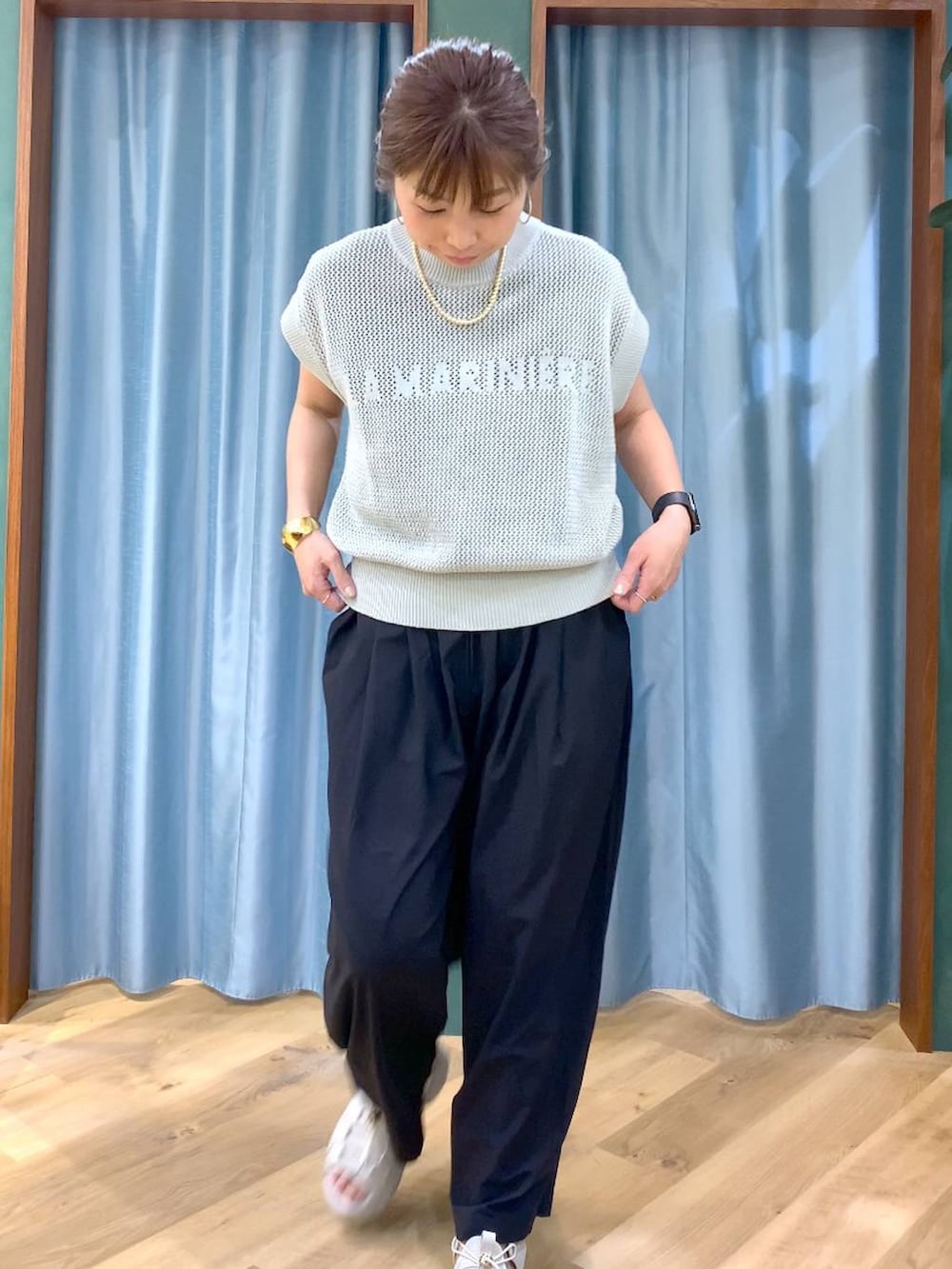 ブラック系のTシャツ/カットソー、グリーン系のニット/セーター、ブラック系のその他パンツを着用したレディースの春コーディネートの4枚目の写真