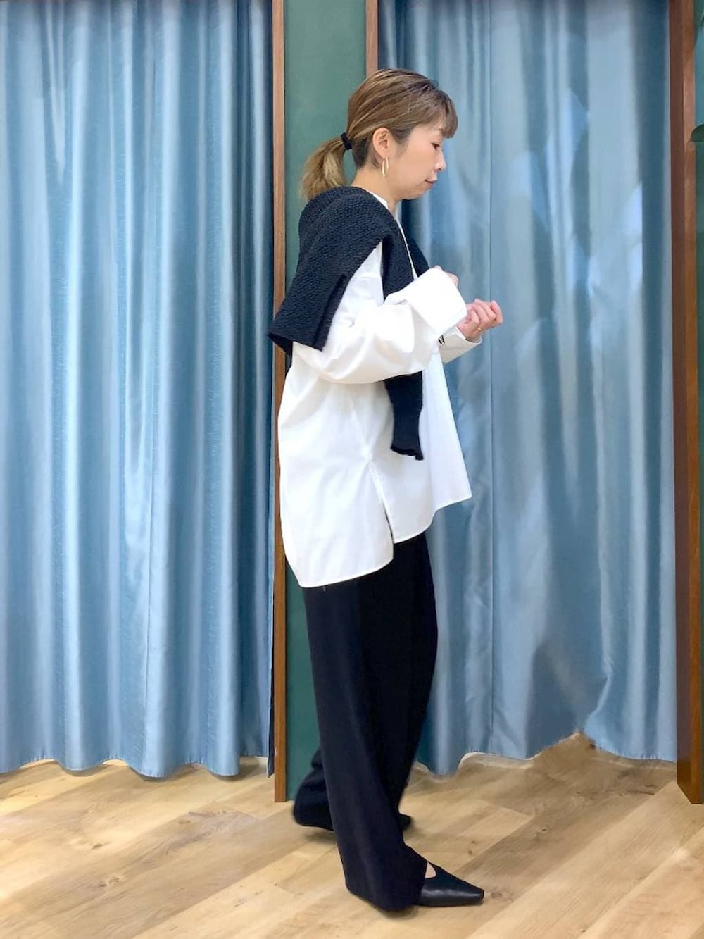 ブラック系のスラックス、ブラック系のカーディガン/ボレロ、ブラック系のパンプスを着用したレディースの春コーディネートの5枚目の写真