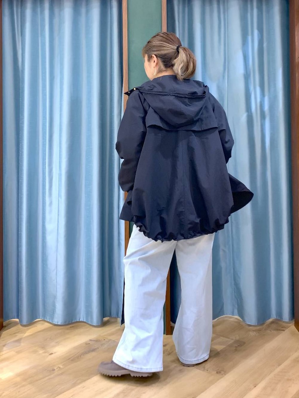 グレー系のローファー、ブルー系のデニムパンツ、ホワイト系のTシャツ/カットソーを着用したレディースの春コーディネートの9枚目の写真