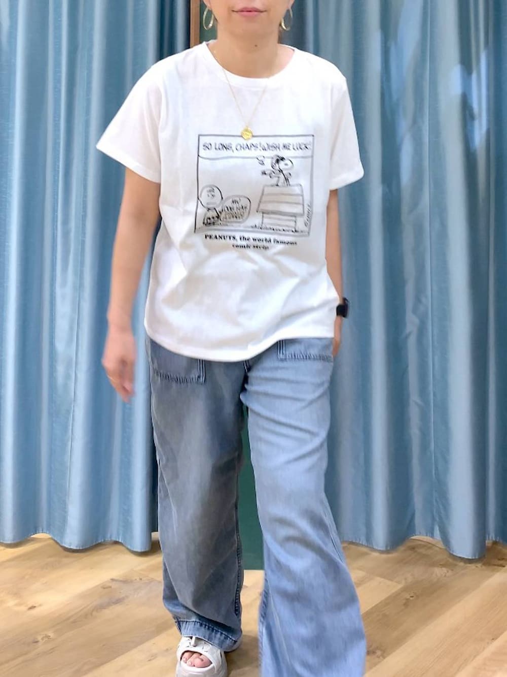 ブルー系のトートバッグ、ブルー系のデニムパンツ、ベージュ系のブルゾンを着用したレディースの春コーディネートの6枚目の写真