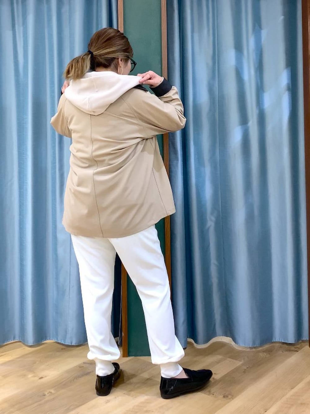 ベージュ系のパーカー、ベージュ系のTシャツ/カットソー、ベージュ系のカバーオールを着用したレディースの春コーディネートの4枚目の写真