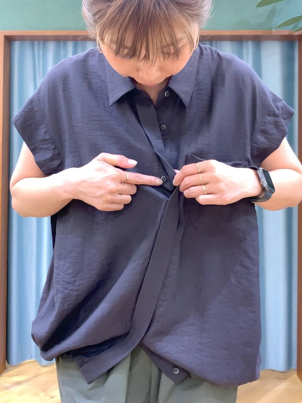 グリーン系のその他パンツ、ブラック系のトートバッグ、グレー系のシャツ/ブラウスを着用したレディースの春コーディネートの6枚目の写真