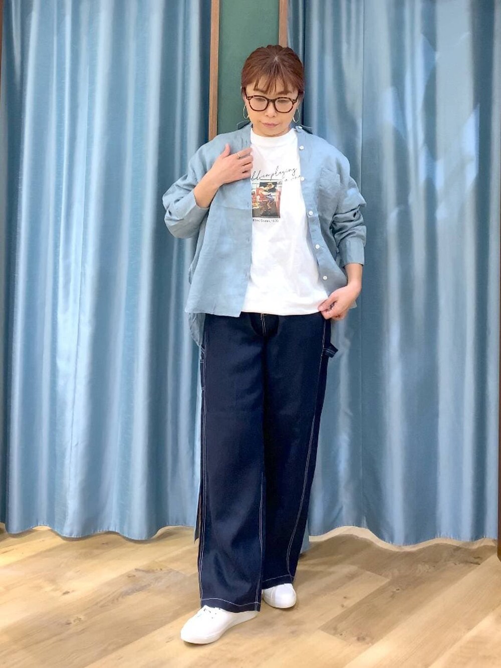 グリーン系のシャツ/ブラウス、ブルー系のその他パンツ、ホワイト系のTシャツ/カットソーを着用したレディースの春コーディネートの10枚目の写真