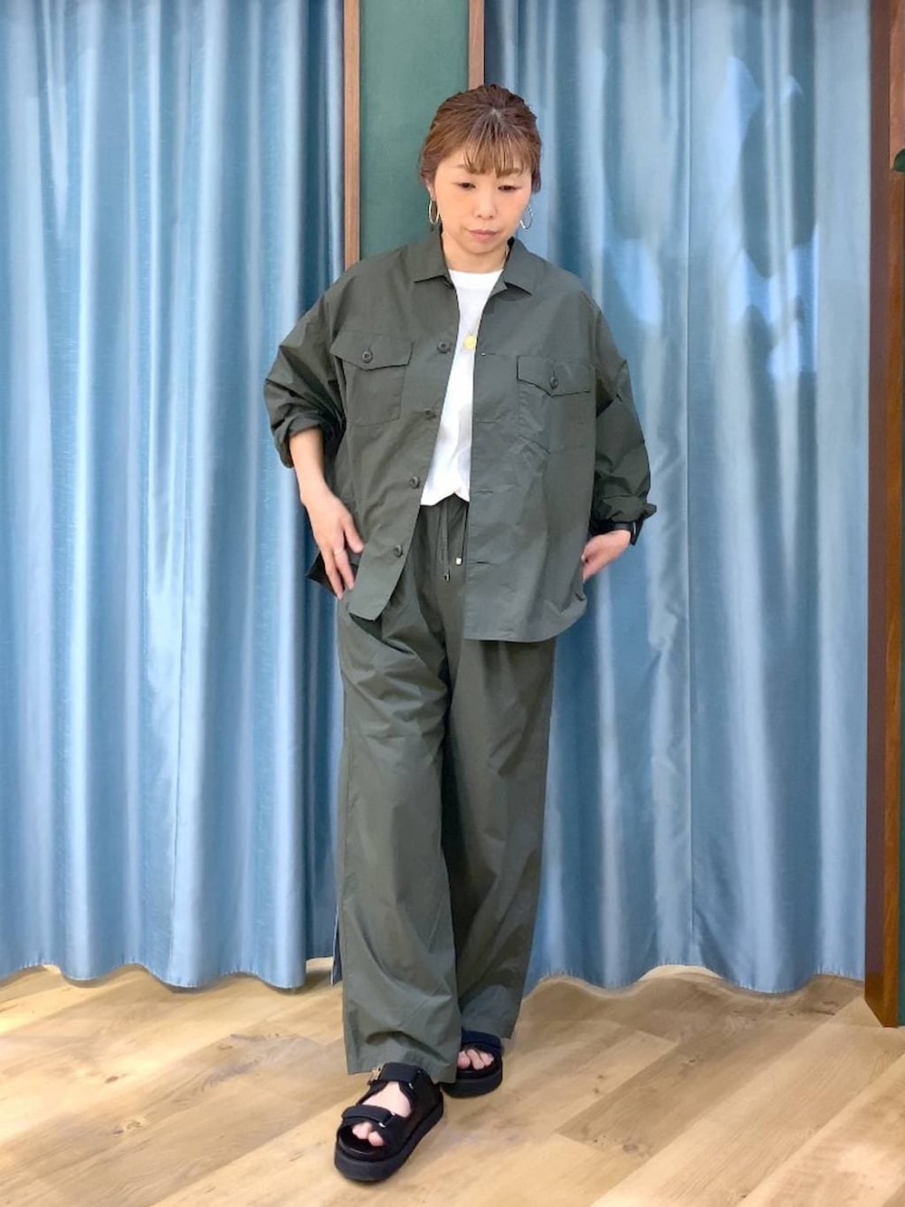 グリーン系のシャツ/ブラウス、ホワイト系のTシャツ/カットソー、グリーン系のその他パンツを着用したレディースの春コーディネートの8枚目の写真