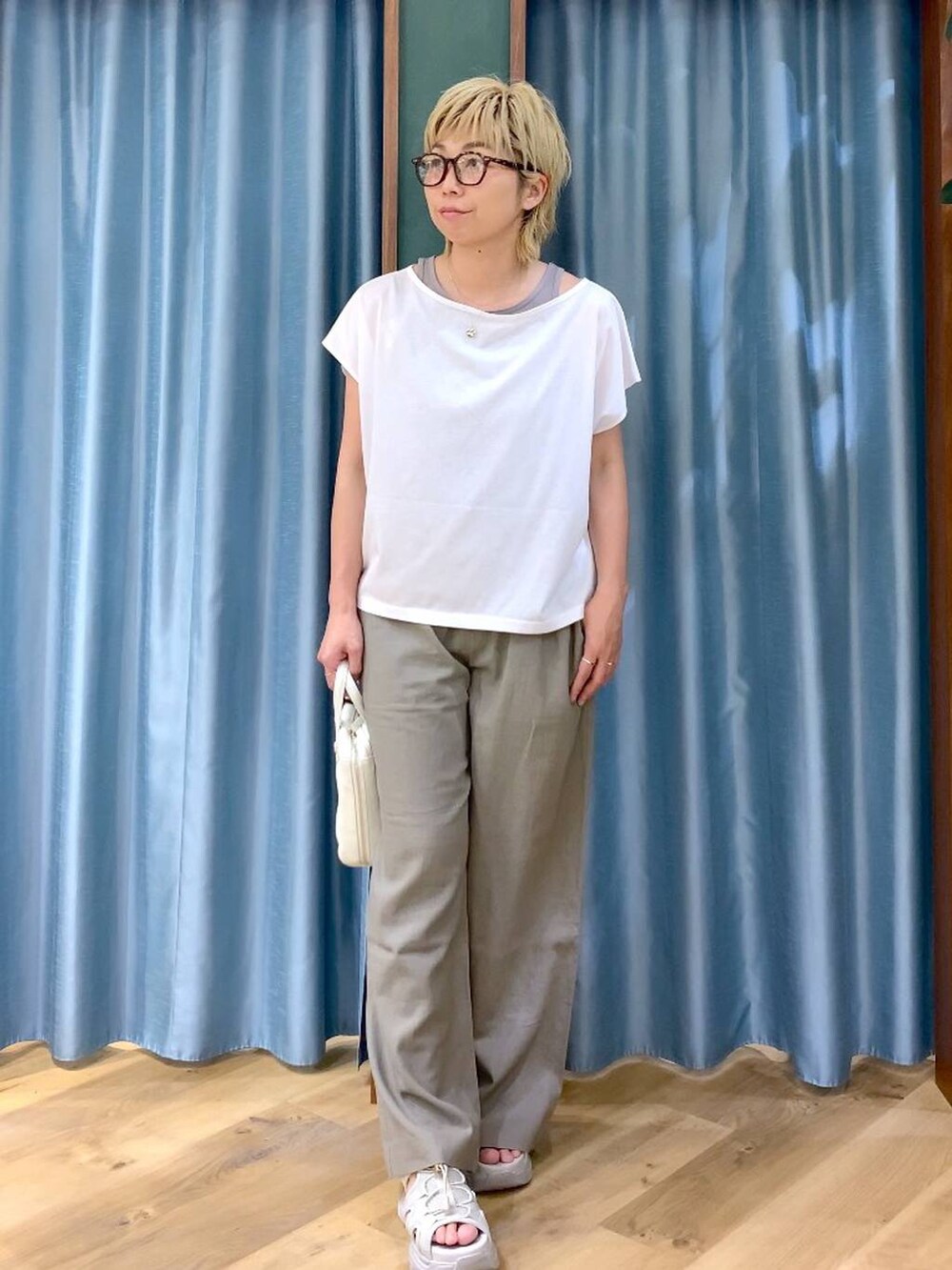 シルバー系のショルダーバッグ、グレー系のサンダル、ブラウン系のその他パンツを着用したレディースの夏コーディネートの4枚目の写真