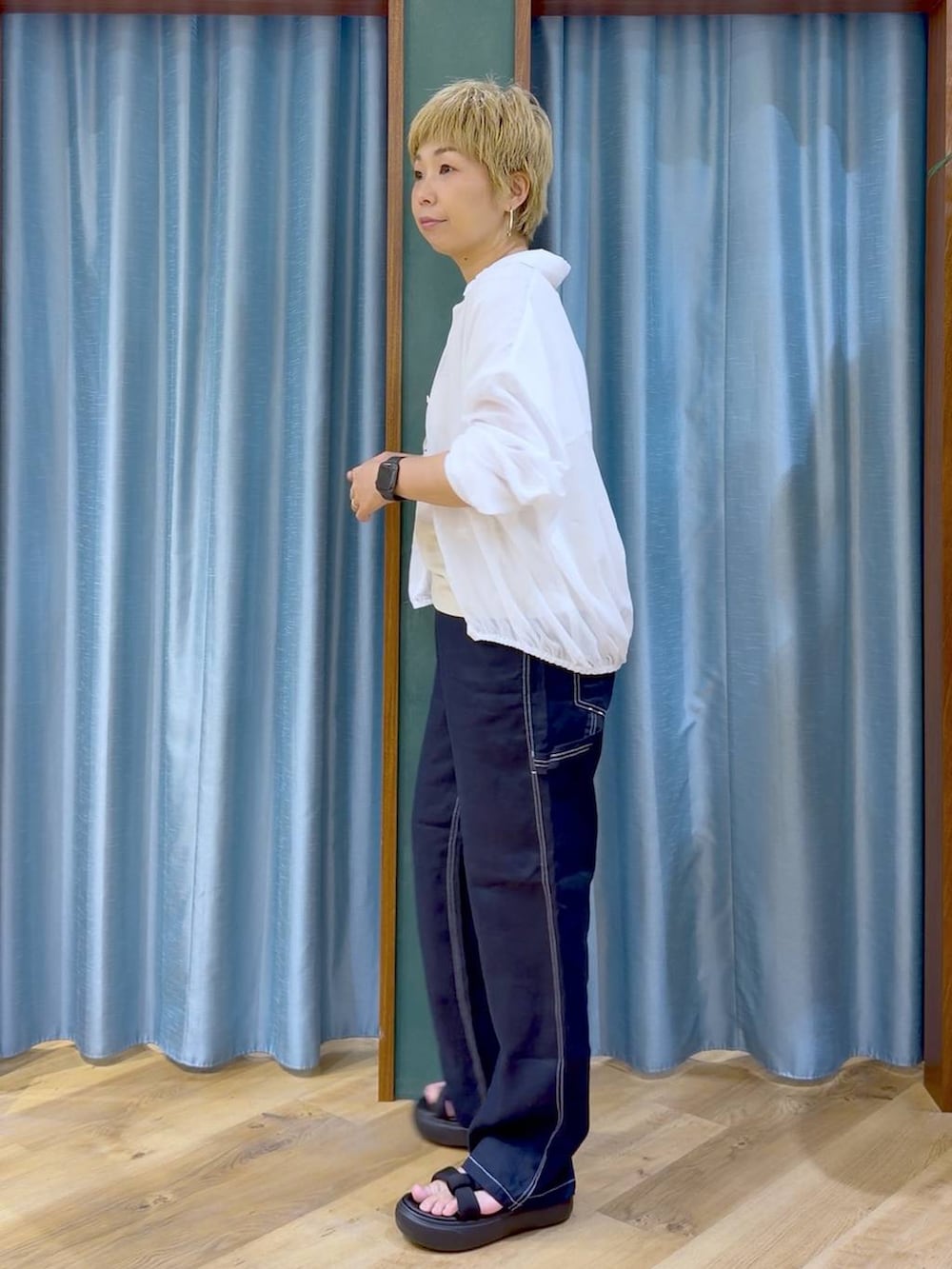 ブルー系のその他パンツ、ベージュ系のTシャツ/カットソー、ホワイト系のシャツ/ブラウスを着用したレディースの夏コーディネートの3枚目の写真