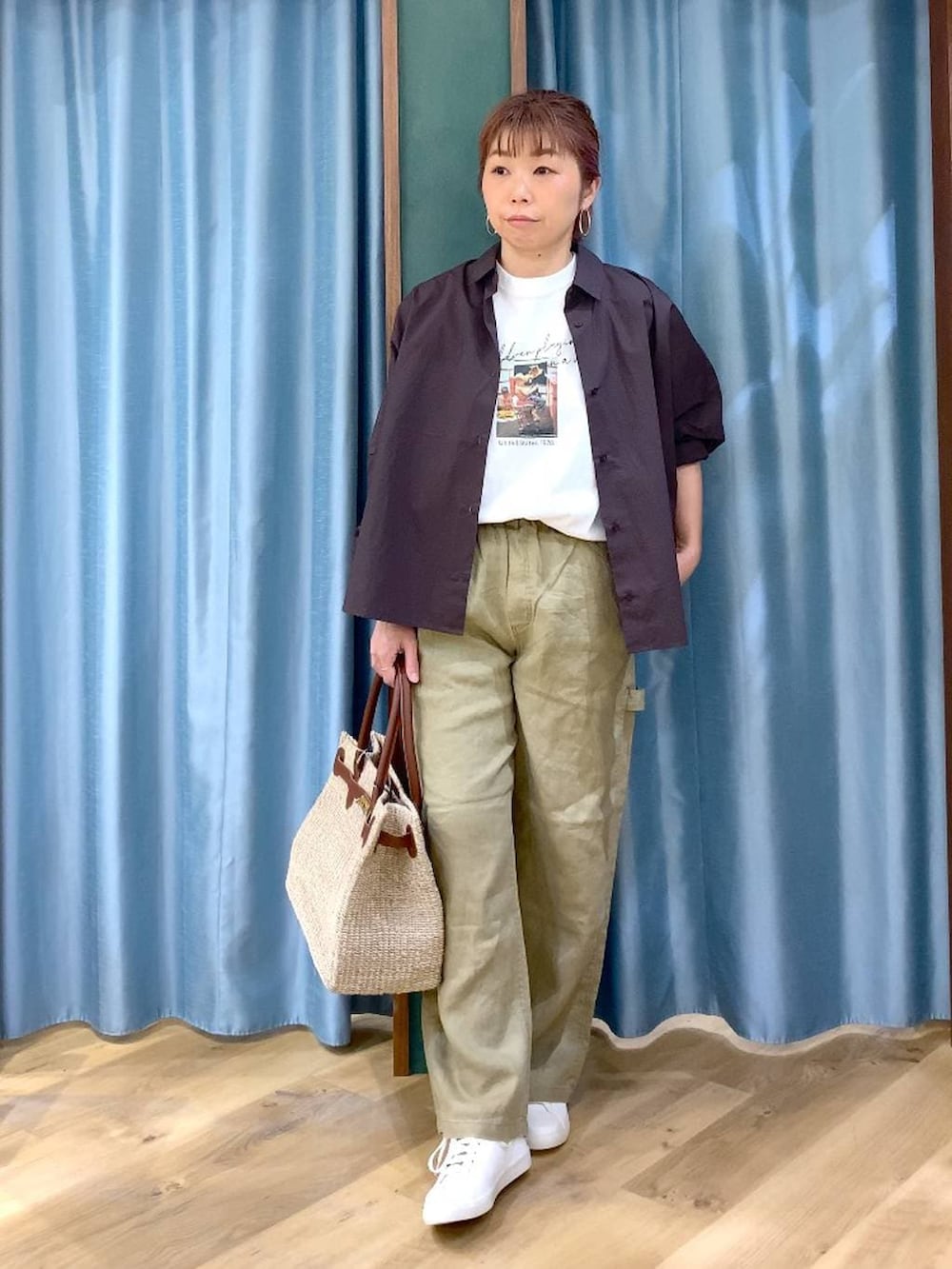 ブラウン系のシャツ/ブラウス、ベージュ系のその他パンツ、ホワイト系のTシャツ/カットソーを着用したレディースの春コーディネートの3枚目の写真