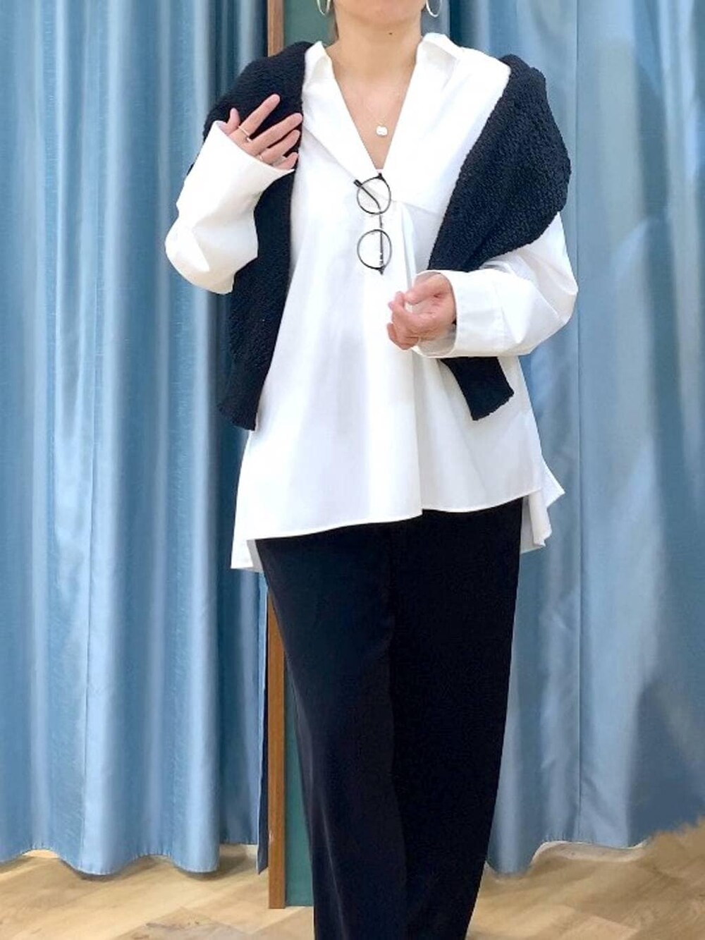 ブラック系のスラックス、ブラック系のカーディガン/ボレロ、ブラック系のパンプスを着用したレディースの春コーディネートの7枚目の写真