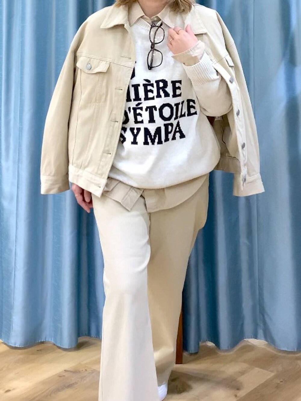 ホワイト系のニット/セーター、ベージュ系のデニムパンツ、ベージュ系のデニムジャケットを着用したレディースの冬コーディネートの5枚目の写真